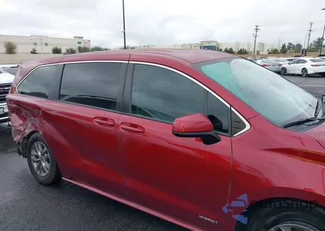 2021 Toyota Sienna Le z USA, uszkodzony, nr VIN 5TDKSKFC7MS007904